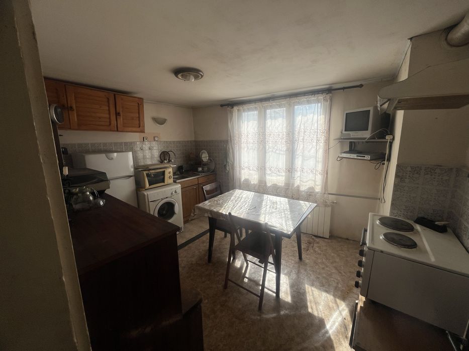 Къща с двор и втора самостоятелна жилищна сграда