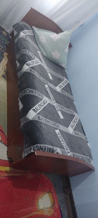 Кровать и шкаф движен двер