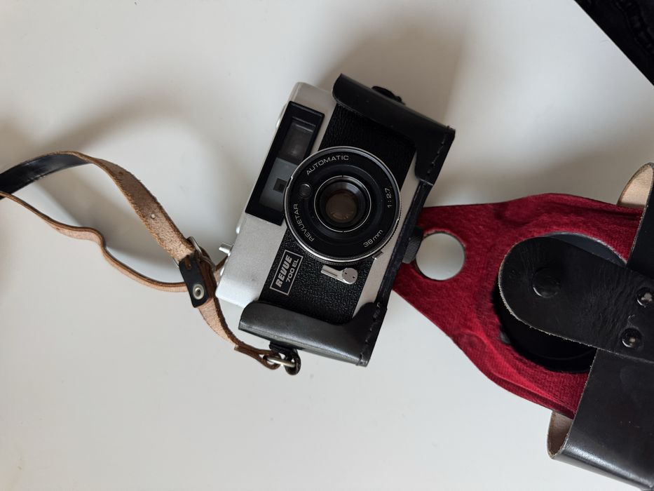 Лентов фотоапарат Revue 700 EL