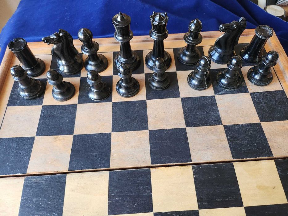 шах дървен : 41х41см (с големи фигури), още малък 17х17 см -с фигури