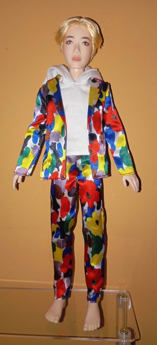 Кукла BTS. И в цветен костюм.