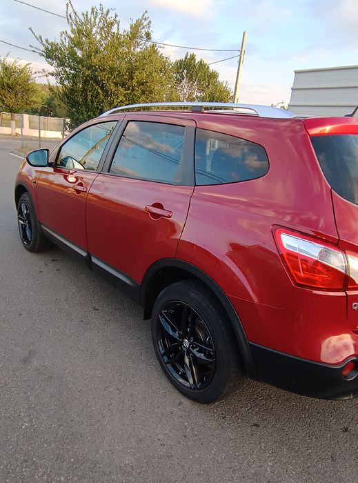 Vand Nissan qashqai 2.0 ,model 7 locuri