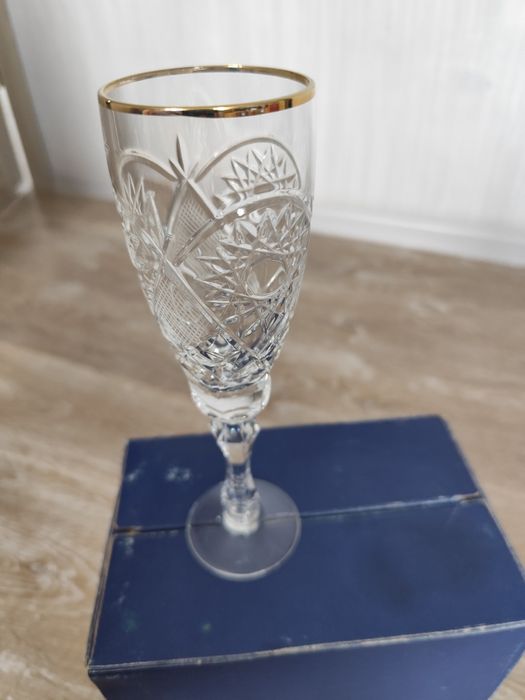 Хрустальный бокал