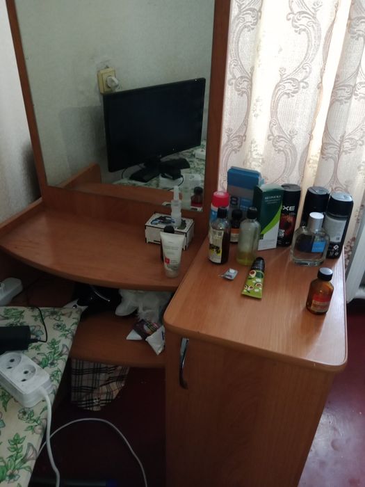 Продам туалетный столик