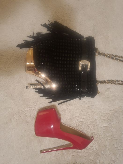 Чанта - токче, черна, с ресни. За повод.