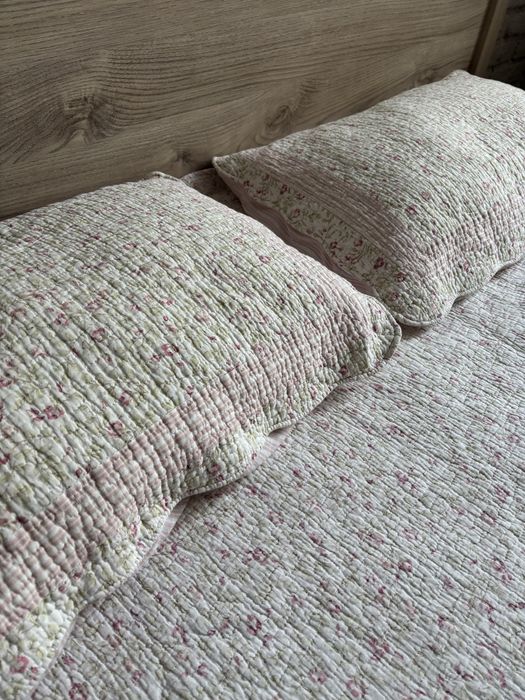 Кровать с матрацем и покрывалом