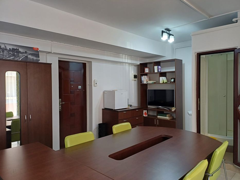 Vând birou/garsonieră