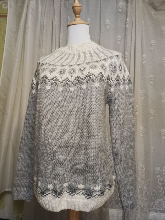 Super pulover gri cu pietricele decorative, din lână