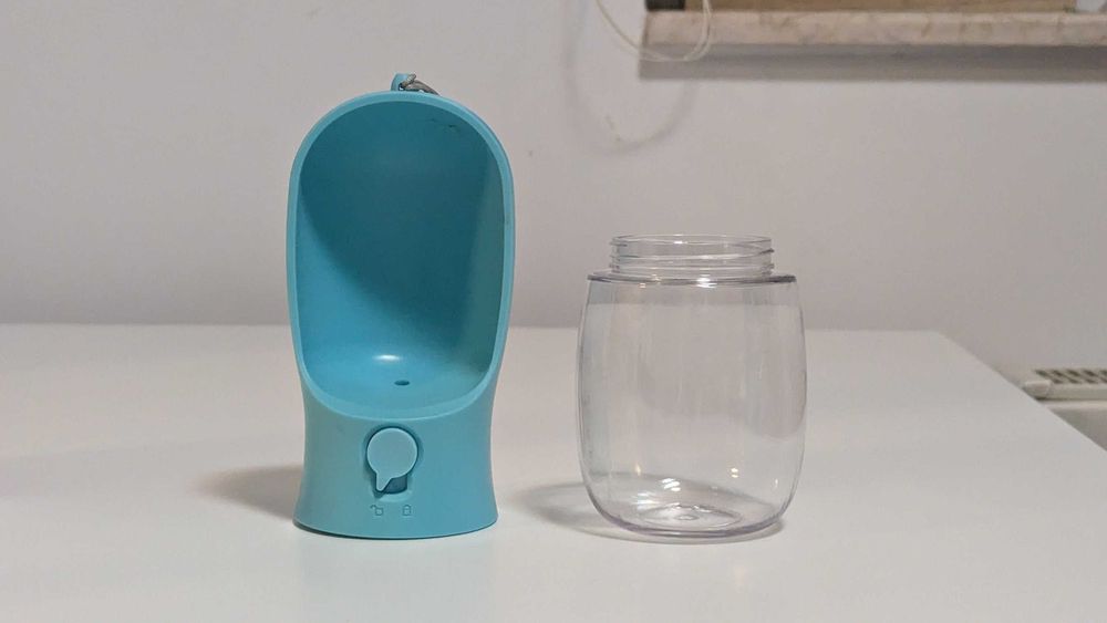 Sticlă portabilă pentru hidratare căței