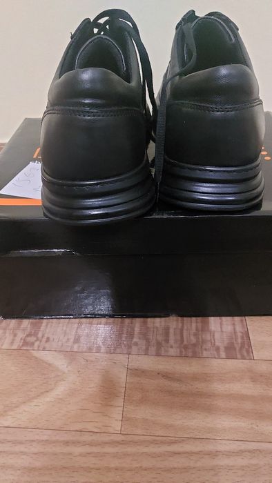 Продам кожаные кроссовки  новые