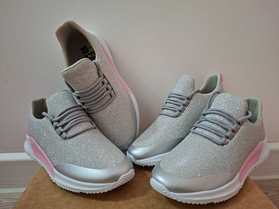 Adidași noi pentru fete nr. 33