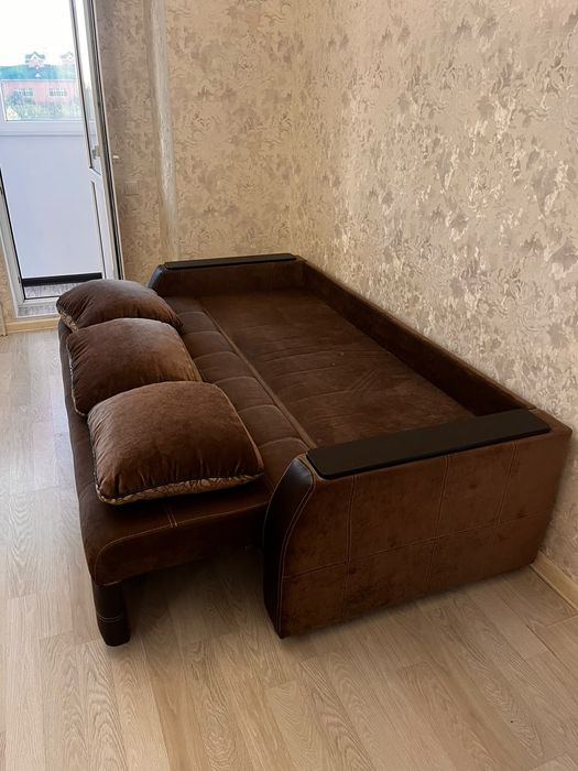 Продам Диван-кровать 2.2м + ящик + подушки.