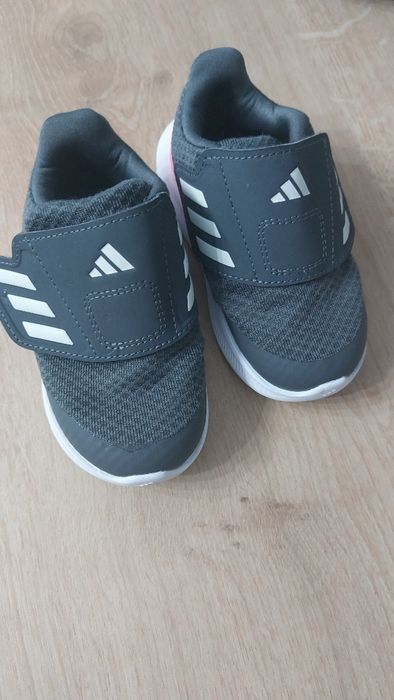 Adidasi fetite  nr.22- 65 lei