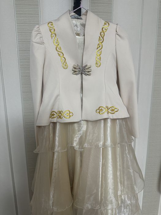 Продаю национальное казахское платье. С головным убором.