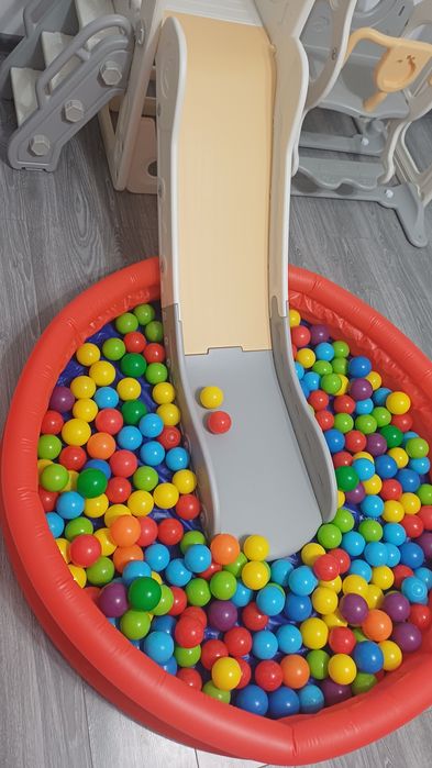 Topogan interior exterior cu piscină cu bile