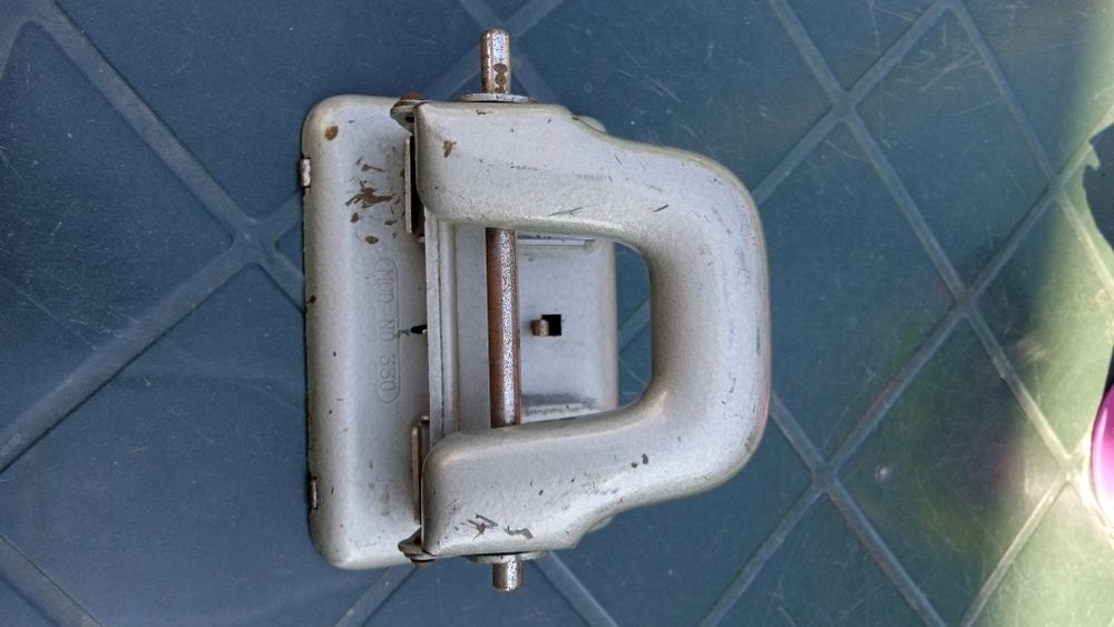 Продавам стар ретро перфоратор