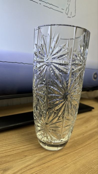 3 вазы за 5.000, два хрусталя,1 ваза побольше