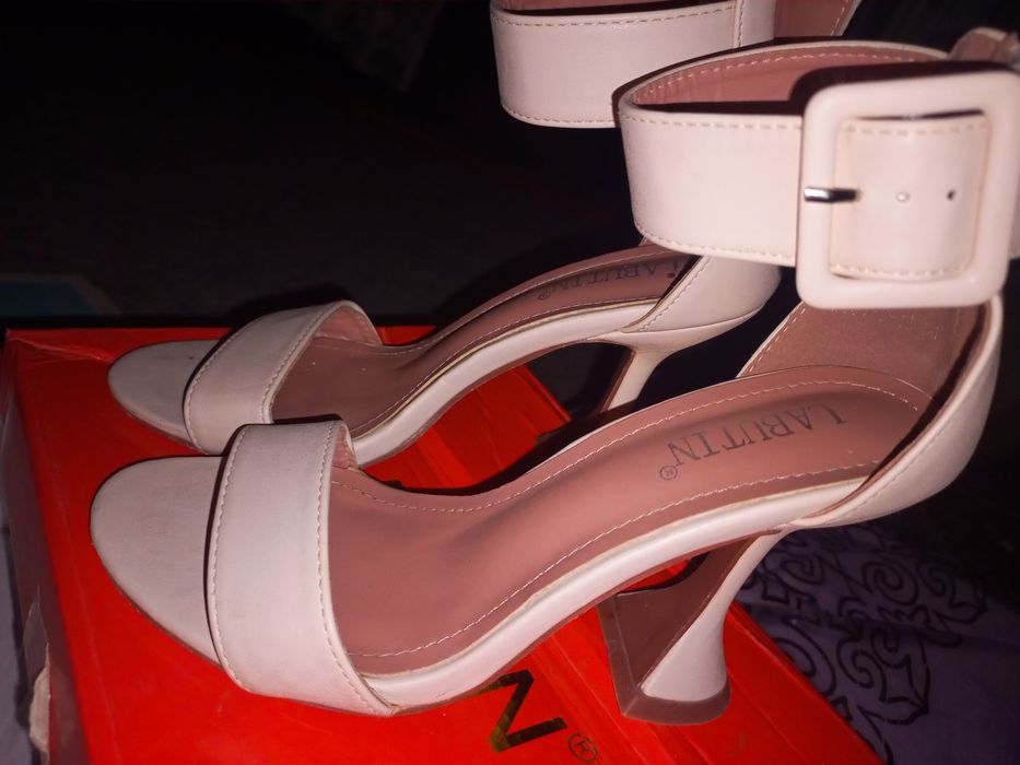 Аяқ уиймлер сатылады тапочка 38 разм қалған лары 35 раз таза жагдаи да