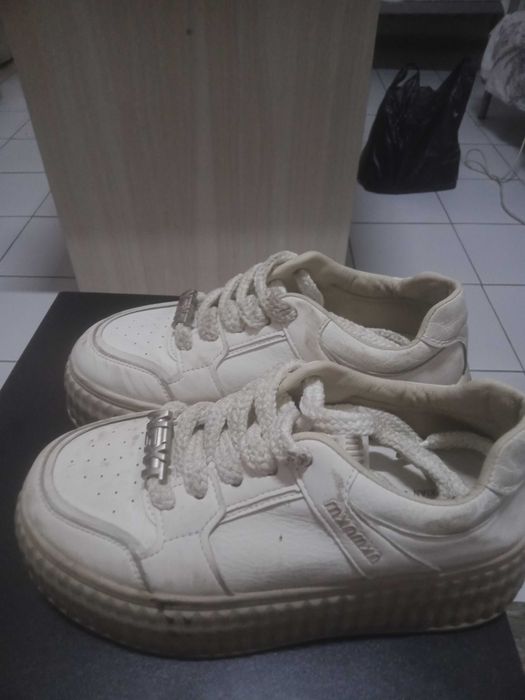 Женские кроссовки