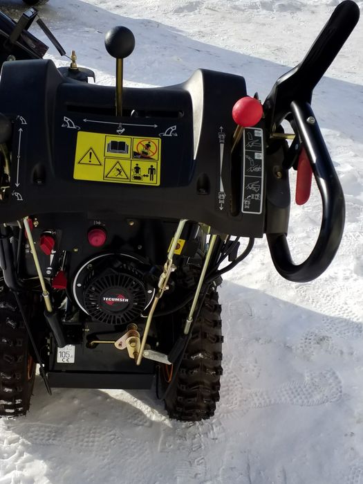 Снегоуборщик бензиновый.