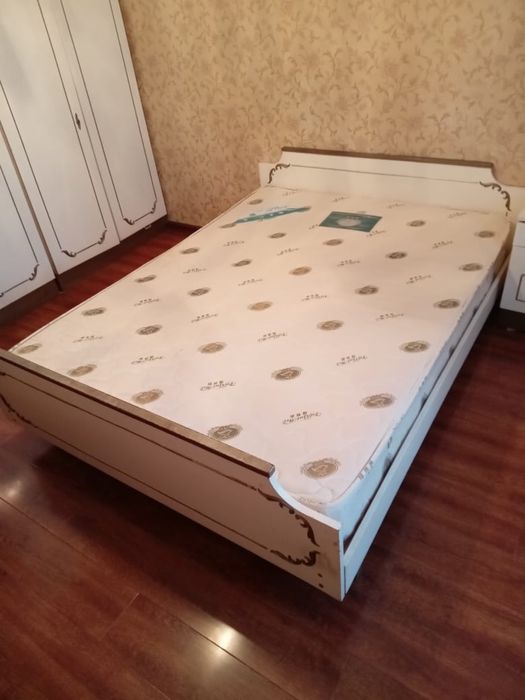 Кровать 140*190 + матрас + трюмо