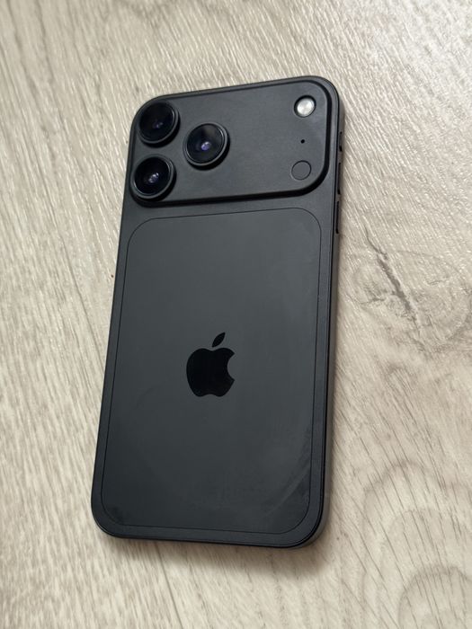 XR в корпусе iPhone 18 pro 128гб.