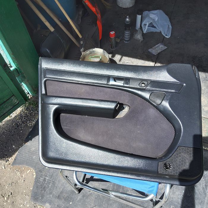 Продам карты дверные,Ауди 100 с 4,,вместе с динамиками!карты б.у