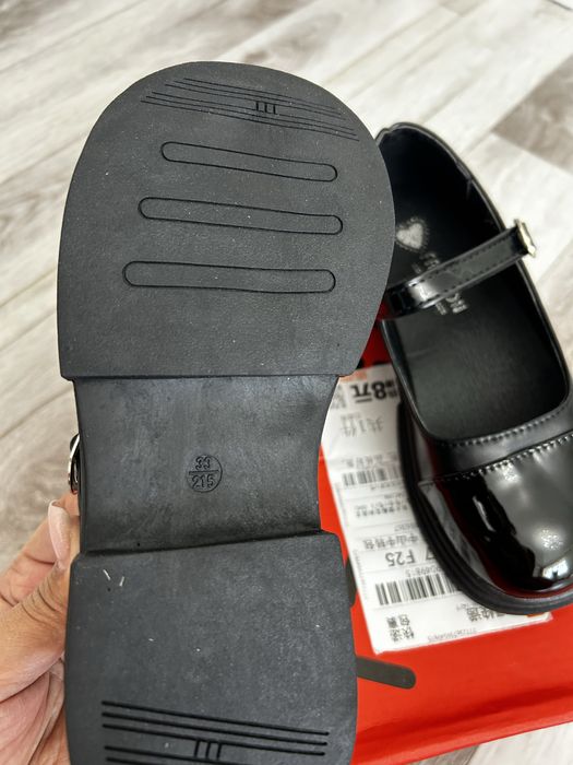 Продам новые туфли для девочки