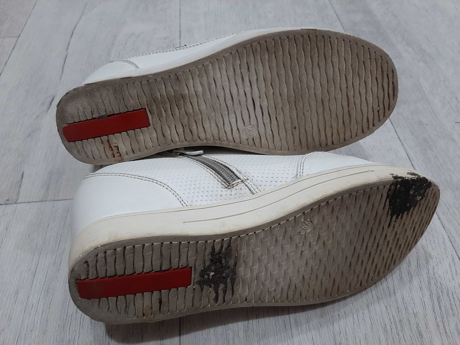 Продаю женскую обувь