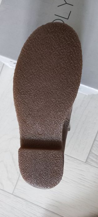 Продам женские ботинки