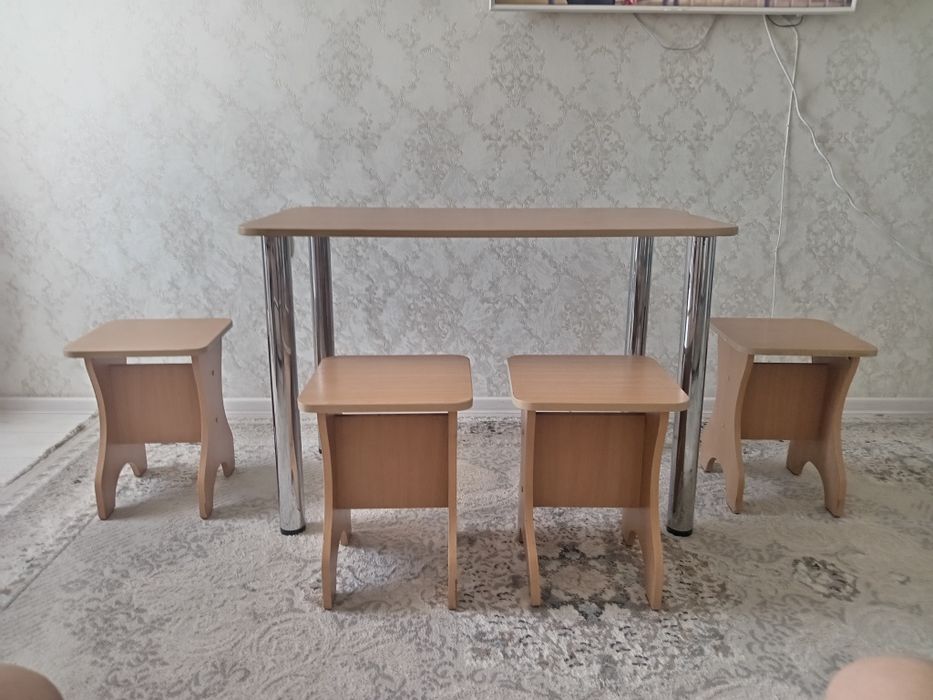 Кухонный стол и 4 стула