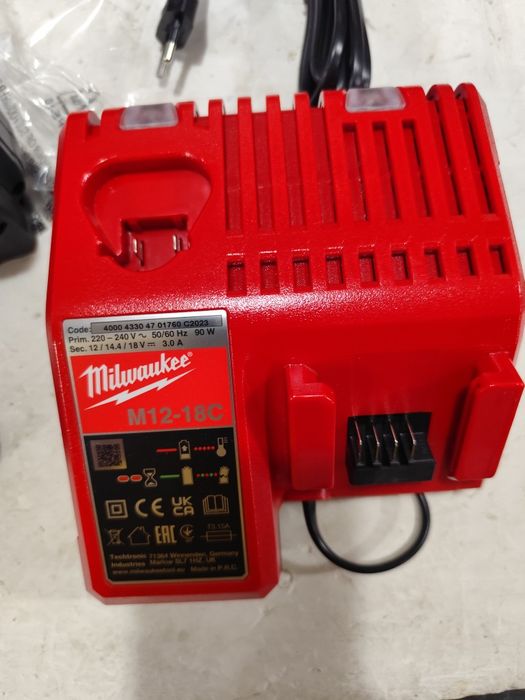 Милуоки батерии и зарядно устройство Milwaukee M18 B2 B5 M12-18C