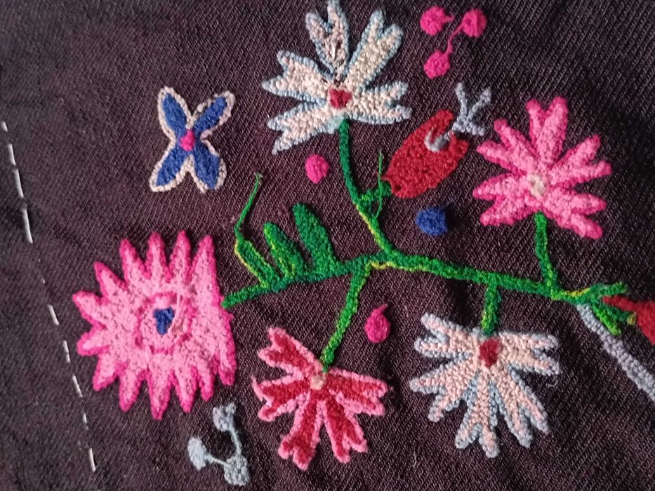 Автентична престилка с флорални мотиви