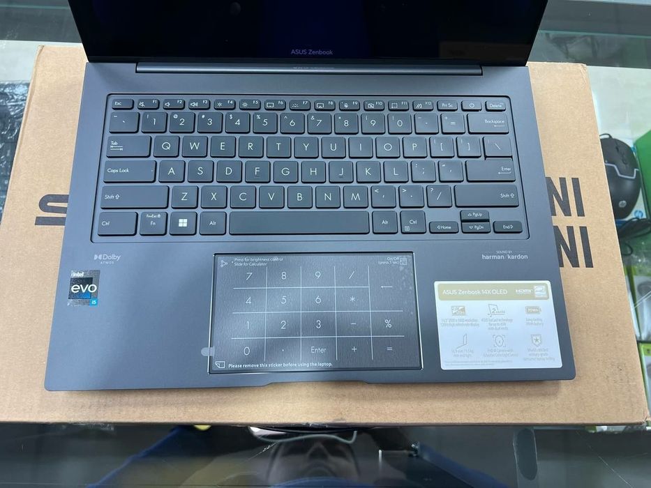 Intel Core i5-1240P
8GB DDR 4800MHz
Videokarta: Intel Ires Xe Graphis