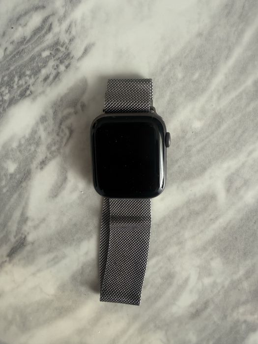 Продам Apple Watch 4