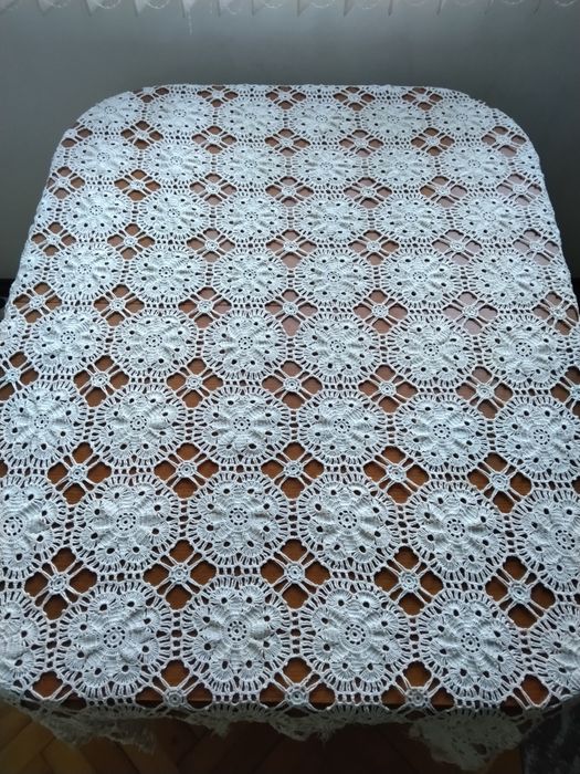 Продавам покривка плетена на една кука 160 х130 см