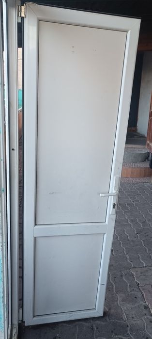 Продам пластиковую дверь