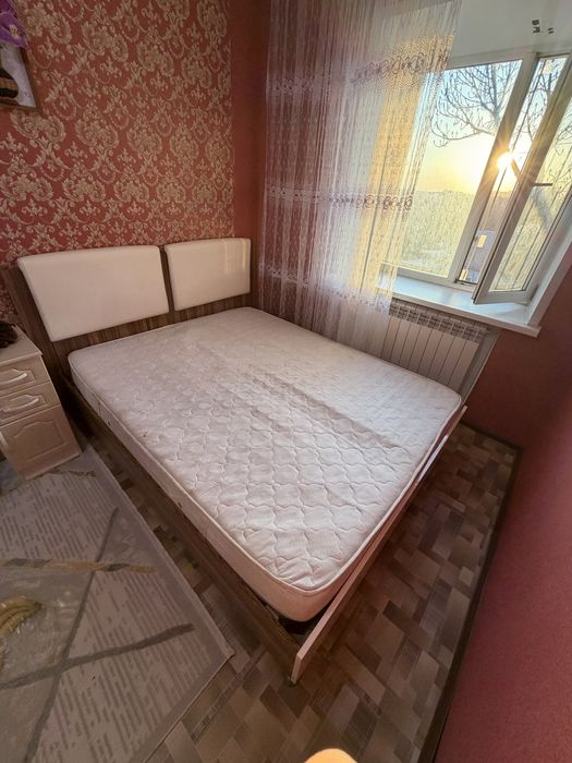 Продам двуспальную кровать б/у