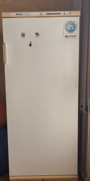Продавам вертикален фризер Indesit Superfreeze,