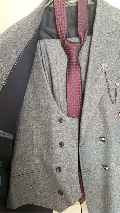 Костюм тройка с галстуком