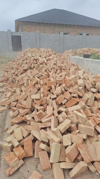 Красный кирпич для стройтельства