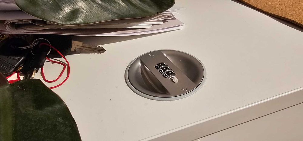 Заключващ се рафт с плъзгащи се врати