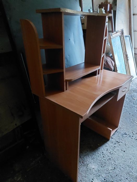 Продам компьютерный столик.