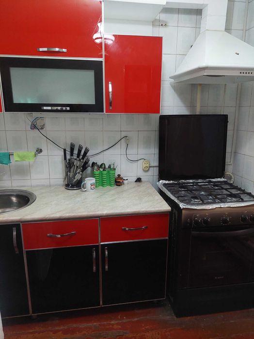 Сдается 4хкомнатная квартира,с обстановкой, с техникой, цена 600у.е.