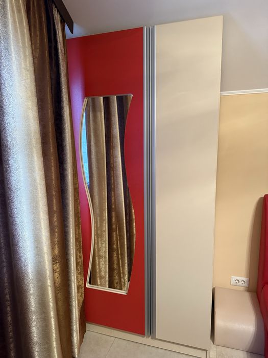 Pat + saltea și două șifoniere cu multe compartimente