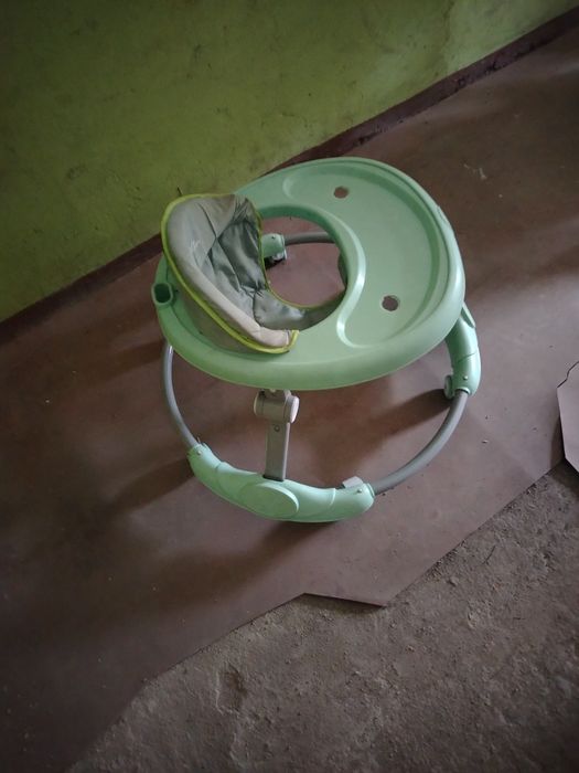 Детская коляска и ходунки.