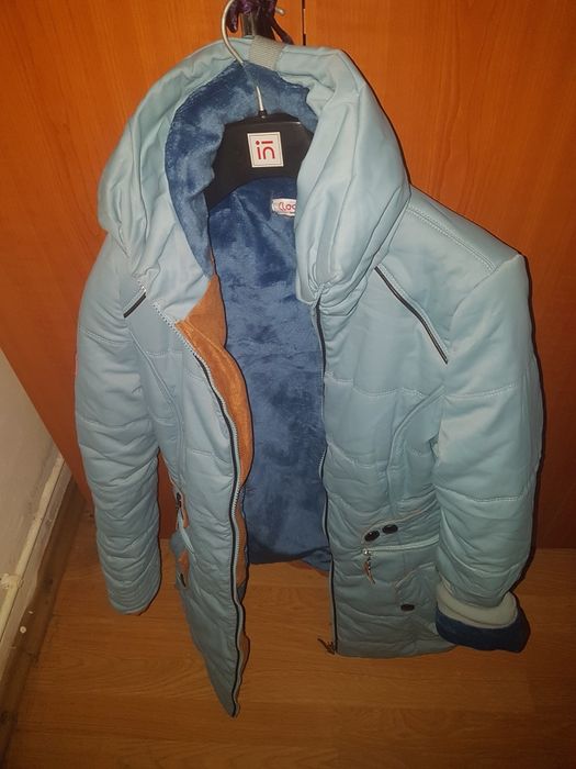 Vand geaca firma  blanita înăuntru de iarnă e ok sau si bijuterii