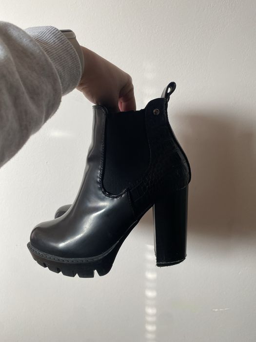 Черни боти на ток