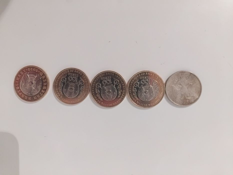 Монета тенге и рубль