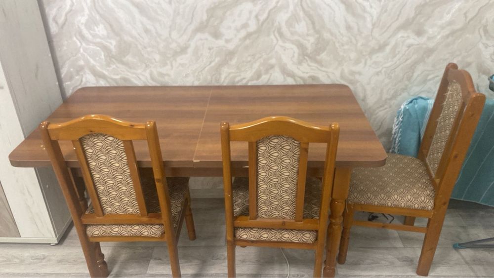 Продам стол и 6 стульев недорого